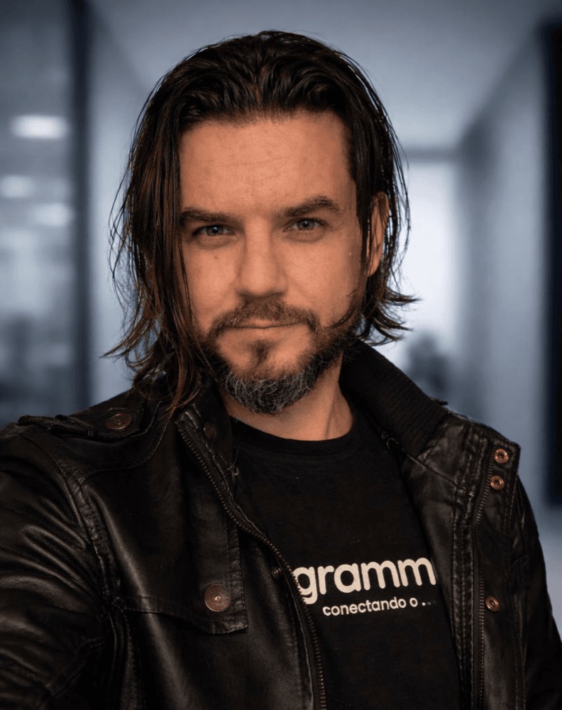 Ric Neves in a leather jacket and a Flowgrammers t-shirt, at the office